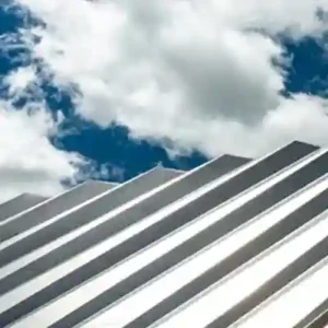 Plekk-katuse pesemine – survepesu eemaldab rooste ja sambla