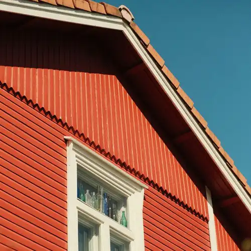Punane katus pärast värvimist – küsi katusepesu hinnapakkumist
