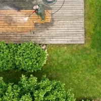 Terrassi pesemine survepesuriga ülevalt vaates
